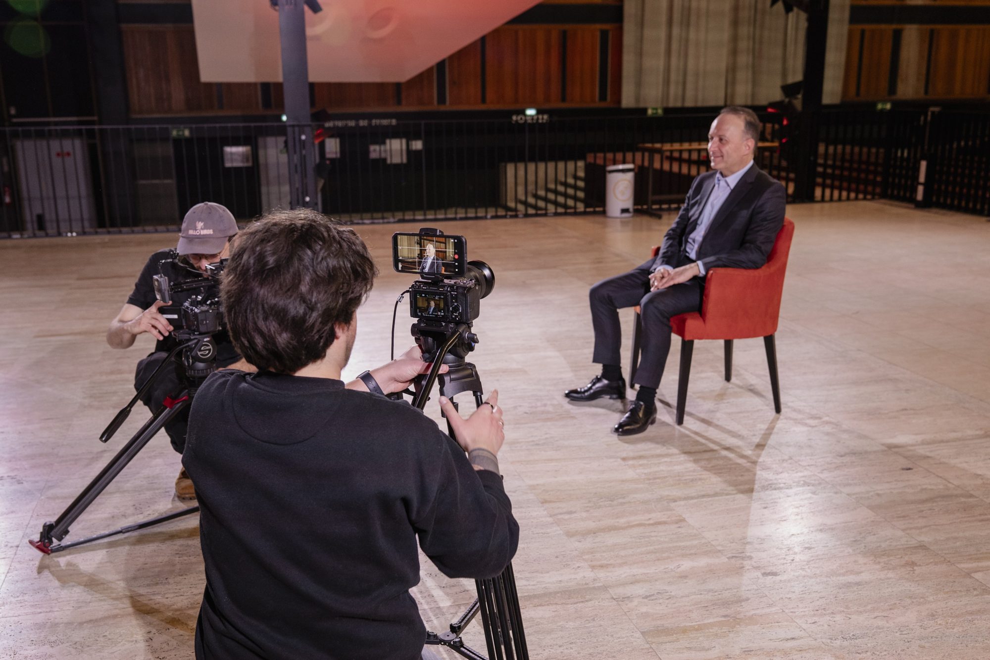 Deux cadreurs filment l'entretien sur le plateau